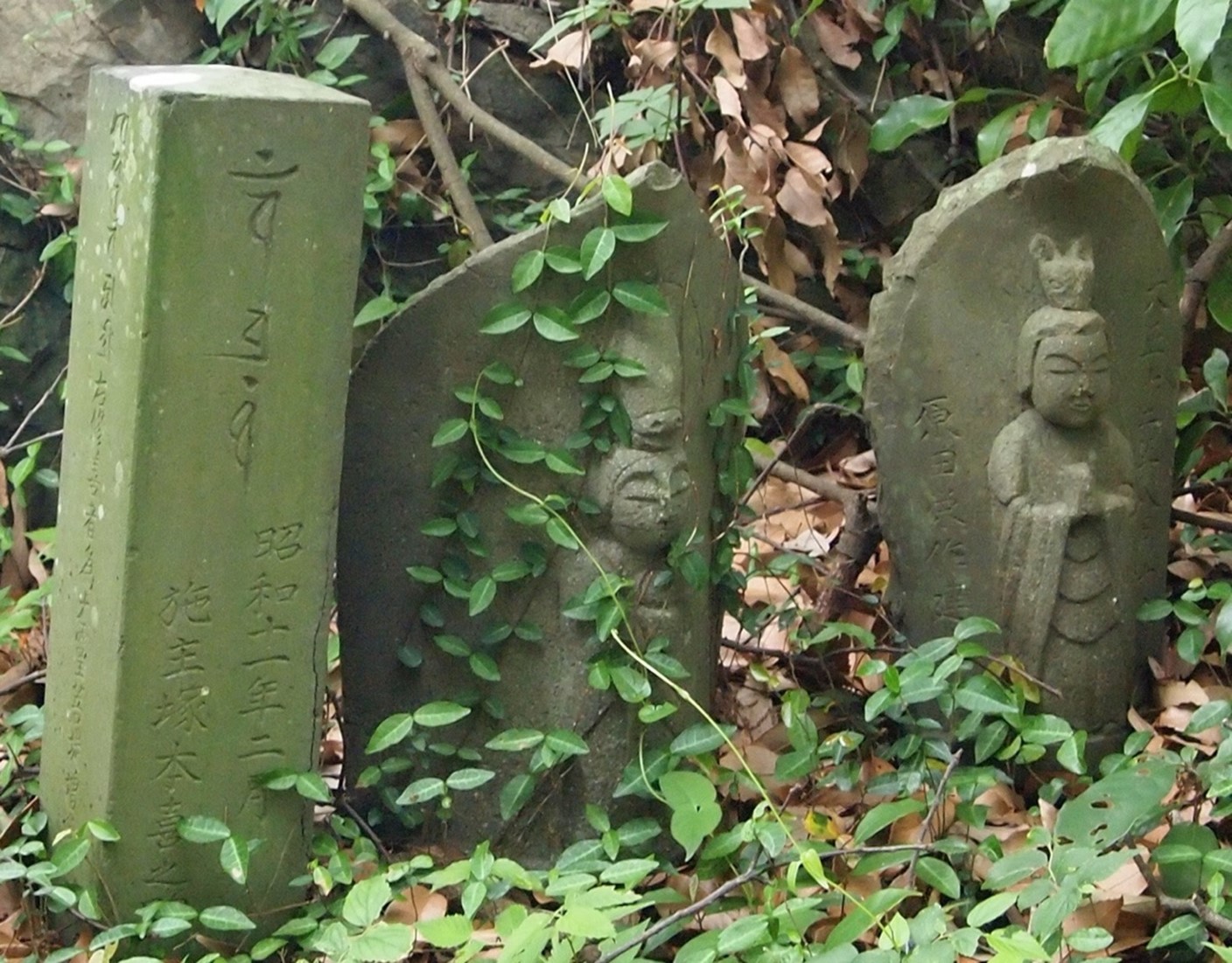 （写真3）大正時代の馬頭観音（右）と昭和11年の馬頭観音（左）、どちらも静岡県藤枝市。（筆者撮影）