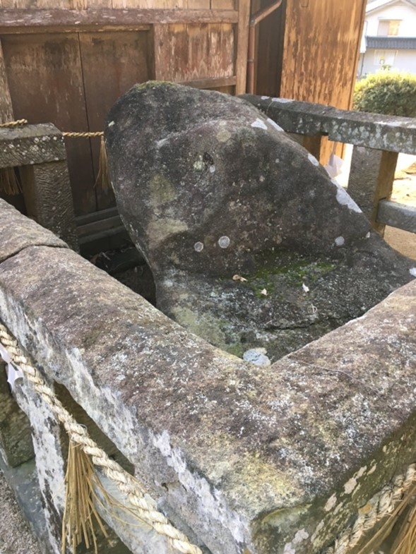 （写真5）島根県松江市の石宮神社の「犬石」。アザラシにも見えます。（筆者撮影）