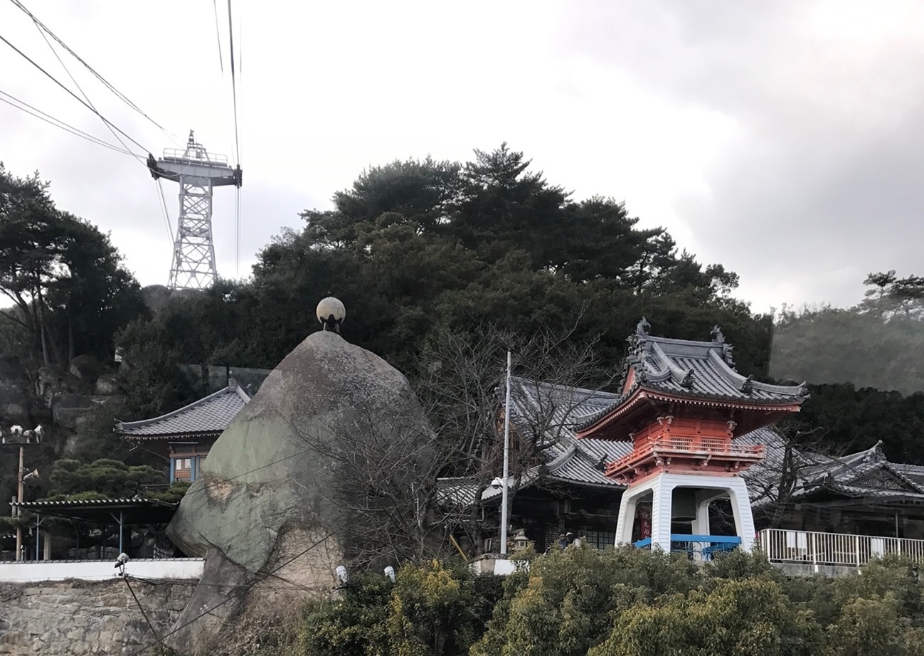 （写真8）広島県尾道市の千光寺。玉の岩伝説の巨石があります。ロープウェーから撮影しました。ドラクエ感がすごいです。（筆者撮影）